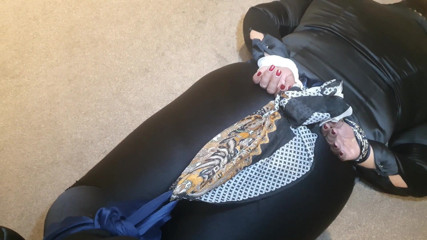 Slutty Ms B: Leggings brilhantes e escravidão na blusa de cetim