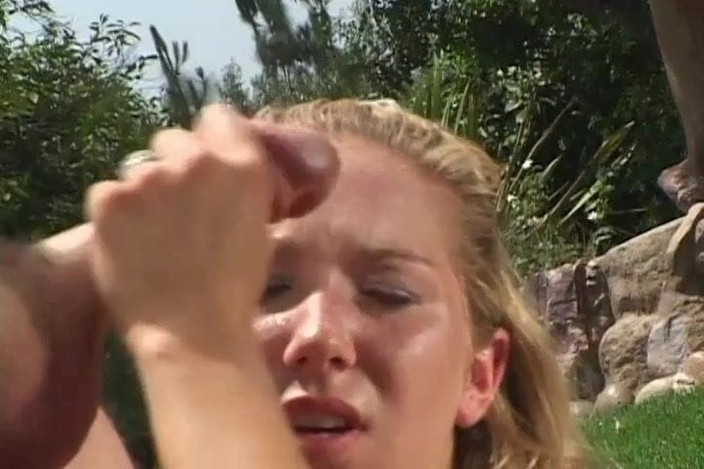 Cryptostudios: Tante sange ini menggoda tetangganya sendiri waktu lagi berenang