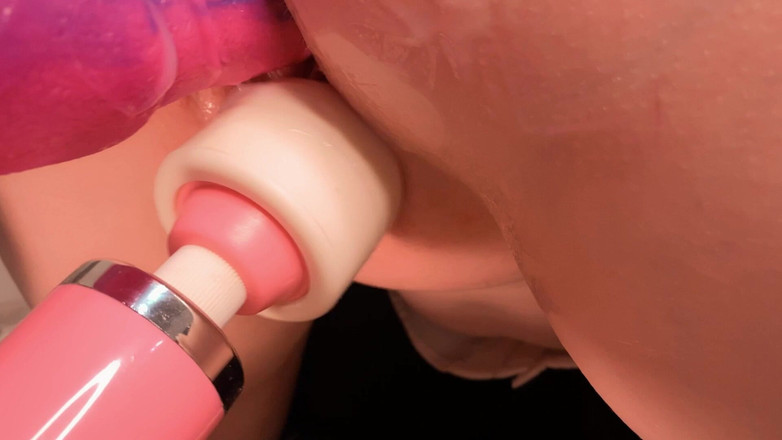 AmyHi: 18岁少女第一次用巨大的鸡巴尝试性爱机器