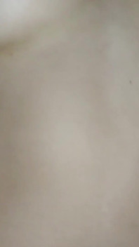집에서 혼자 있는 동안 남편의 가장 친한 친구가 나에게 좋은 먼지를 주고 우유 덮개를 모두 둡니다.