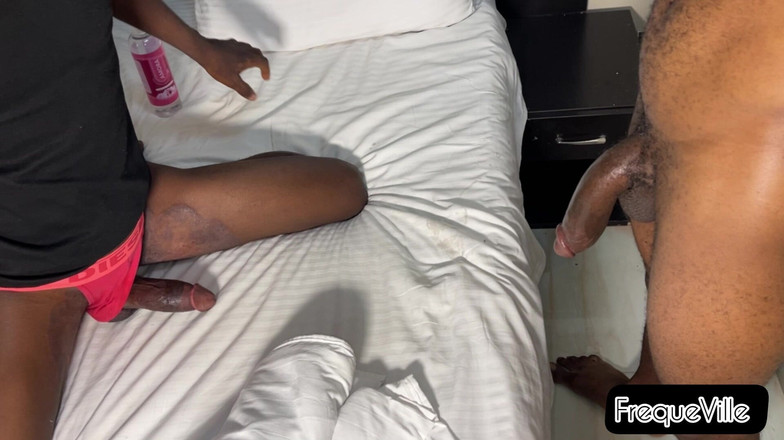 FrequeVille: मेरे 10 इंच बड़े काले लंड के साथ उसकी गांड चोदी