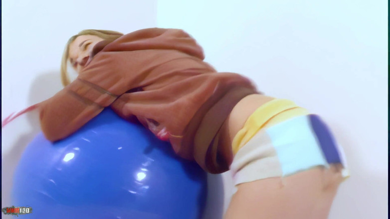 MMM100: Monica-vera: Krásná drobná blondýnka Monica Vera se svléká a je...