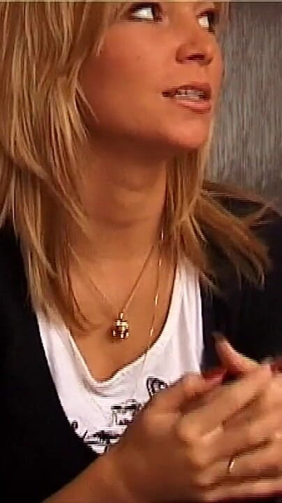 MILF bionda e arrapata sorride seducentemente, pronta per un divertimento sporco (cacciatrice di cagne) Horny Blonde MILF Smiles Seductively Ready for Filthy Fun (Bitch hunter)