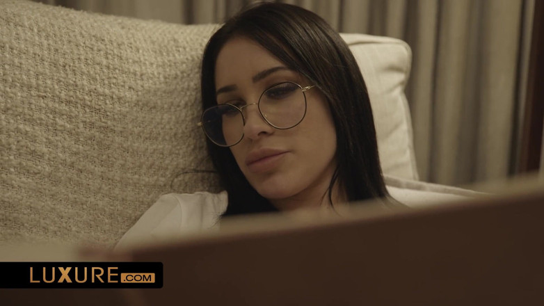 Luxure: La sorpresa sexy de Lola Bellucci