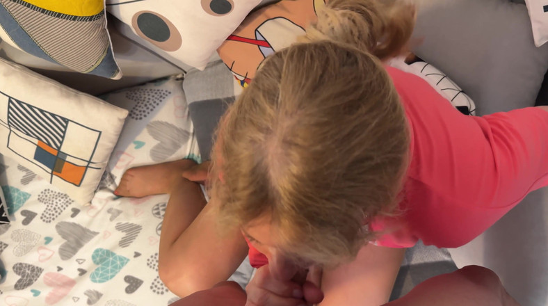 LoveHomePorn: Geen tegenhouden in sexy netkousen geeft de meest intense pijpbeurt