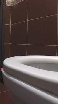 Macchina fotografica nel bagno della casa. Milf matura con un culo grosso e una figa pelosa piscia. ASMR amatoriale con urina mormorante.