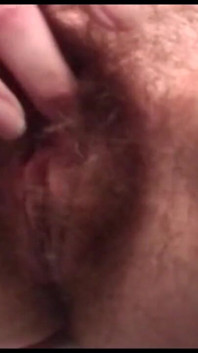 Cewek sange ini lagi asik masturbasi memek berbulunya pakai dildo di kamar mandi