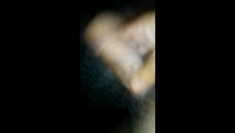 Cute boy jerks off: Il ragazzo si masturba e si penetra il suo ano...