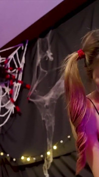 Li zhiyan Cadılar Bayramı seks partisinde Harley Quinn gibi giyinmiş sikiliyor