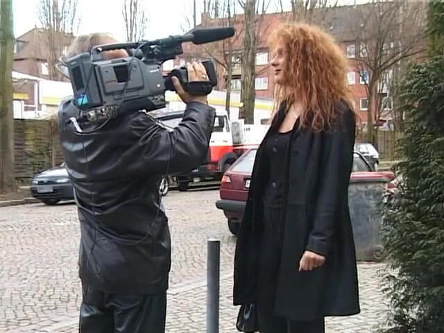 Lucky Cooch: Edle brünette auf der straße in deutschem retro-video interviewt