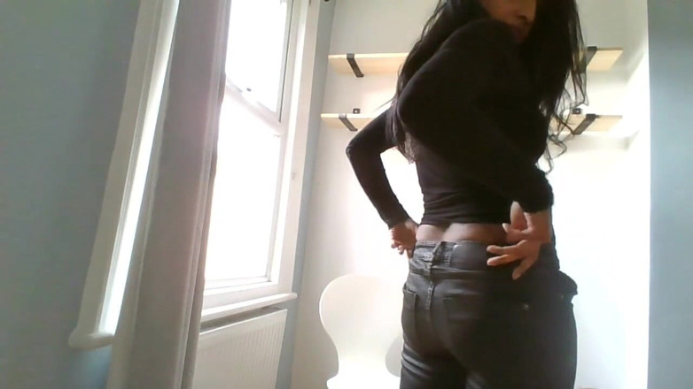 BabeXX69XX Asian MILF: Adorami in jeans neri attillati lucidi