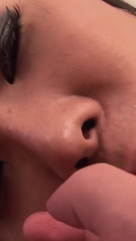 Olgun esmer orta yaşlı seksi kadın ateşli sahnelerde kalın yarağa biniyor
