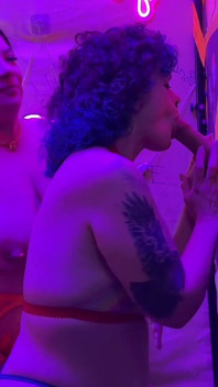 Bailey Boston et Kennedy Starling partagent une grosse blanche au gloryhole