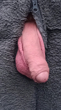 Gran polla de cerca al aire libre, Onesie paja goteando semen