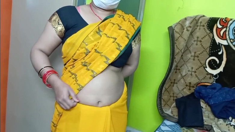 Manjushukla: 노란색 사리를 입은 아름다운 바비