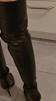 Chica rubia se la follan con botas overknee en la cocina