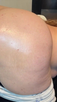 Calda ragazza PAWG super bagnata usa un dildo bbc e si diverte così tanto