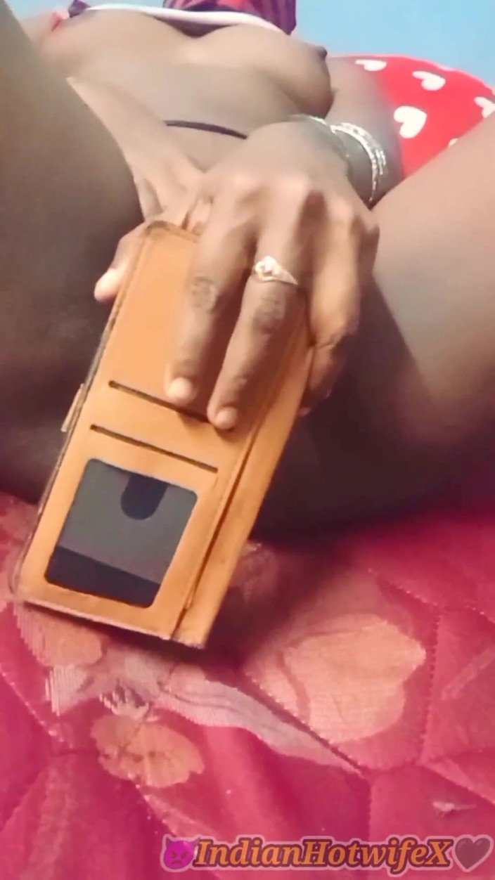 RenuRaj: Le gros cul noir, les seins et la chatte taquinés...