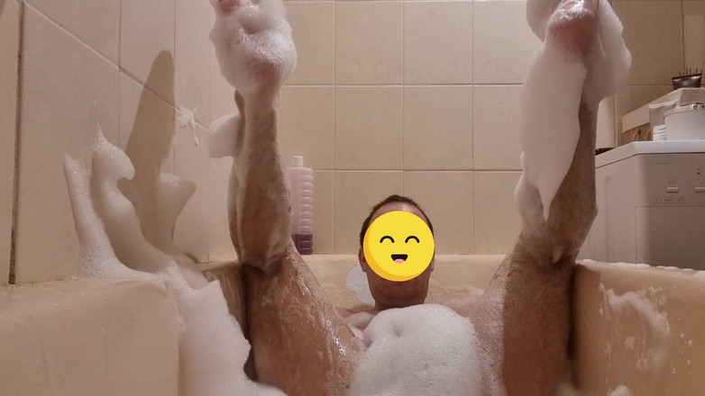 ShyCummerBoy: Je taquine ma bite dans un bain de mousse