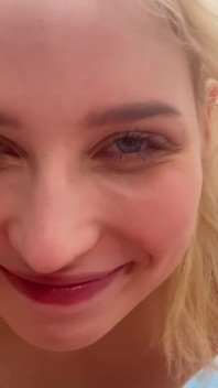 18 Yo Pornstar Kira Viburn은 촬영 휴식 시간 동안 레오 카사노바의 큰 자지를 입에서 떼지 못하게 합니다(리얼 백스테이지)