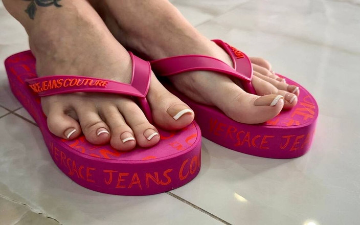 Julia domaina: Des tongs roses sur mes jolis pieds avec de longs...