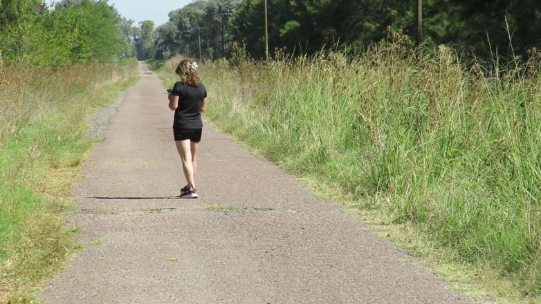 Milfcamsex: Патриція роздягається під літнім сонцем