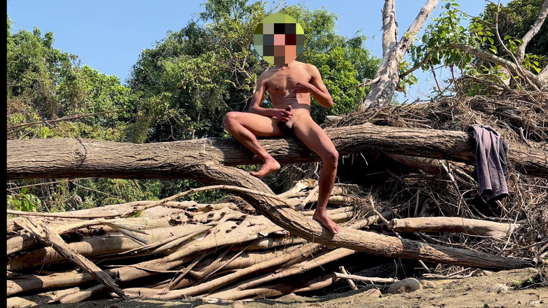 LonlyBoy: Jovem solo garoto desfrutando na selva