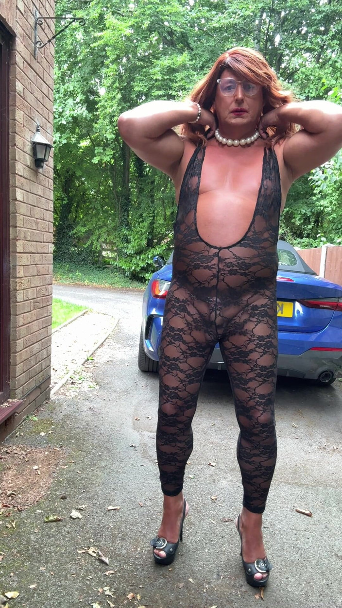 Kellycd2022: La sexy travestita kellycd2022 in tuta di pizzo nero e...