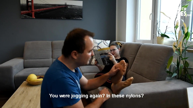 Czech Soles - foot fetish content: L'irresistibile collant puzzolente della sorellastra!