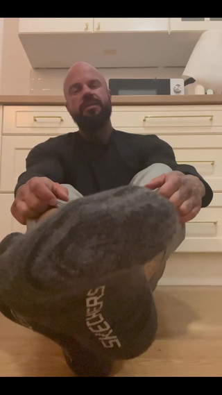 Jasons feet: 내 냄새 나는 플립플롭 냄새를 맡게 만들어