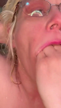 Degrada la mia faccia con sputa