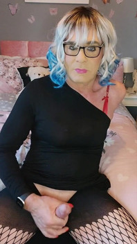 Crossdressing Juniper Beri