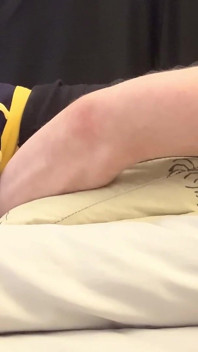 Cspot Je Nadržený a Má Hlasitý Orgasmus Při Sledování Porna Na Špuntech