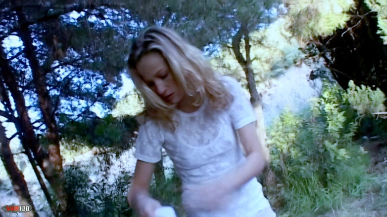 MMM100: Lady-Margaux harika sarışın bayan Margaux ormanda kıyafetlerini çıkarıyor