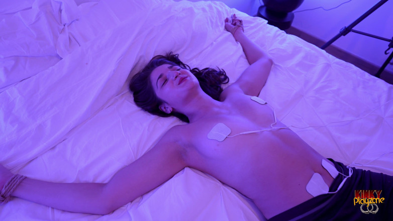 KinkyPlayzone: Sera endure électro-play pour la première fois