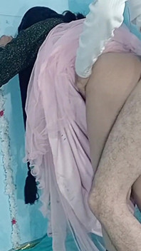 Novia india tiene una follada en la primera noche de sexo del novio indio follando novia del pueblo indio
