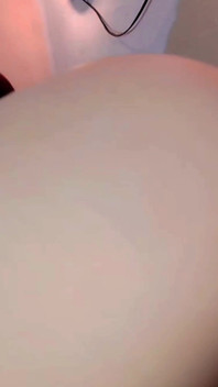 Esta gata com peitos perfeitos é tão submissa, ela está para baixo para o que eu quiser