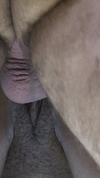 Zakar putih besar memancut ke dalam pepek ketat eboni dalam gaya doggy