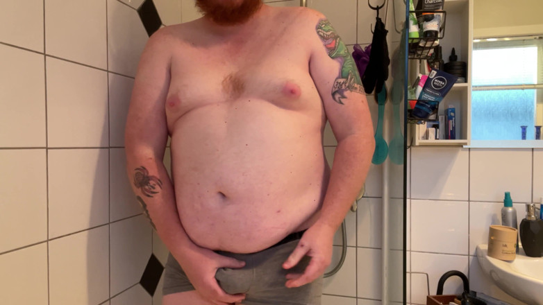 Ginger daddy: Il papà zenzero fa pipì in biancheria intima