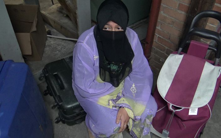 Souzan Halabi: 在我的继母地下室抓住了一个穆斯林难民 - 她让我操她的菊花