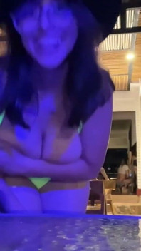 Cowgirl Hilary melarikan diri dari sungai untuk melakukan hubungan seks di belakang kawan-kawannya