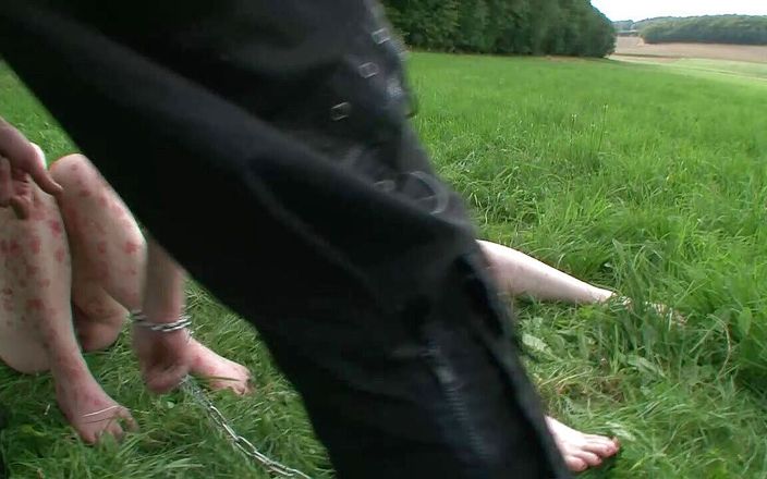 Absolute BDSM films - The original: Förödmjukande dominerande spanking på gården