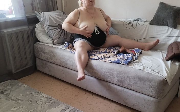 Zona901: 섹스 토이로 큰 보지를 자위하는 만족할 줄 모르는 이웃