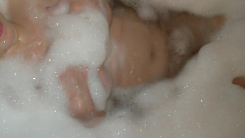 Deep Violette: La vasca da bagno calda, caffè caldo, Violette ... Coinquilino