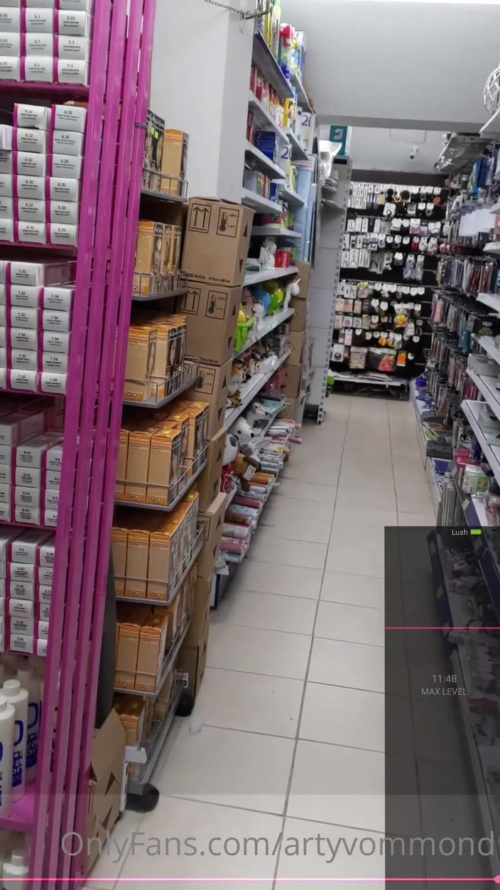 Arty_von: Tóc đỏ cực khoái trong khi mua sắm với máy rung...