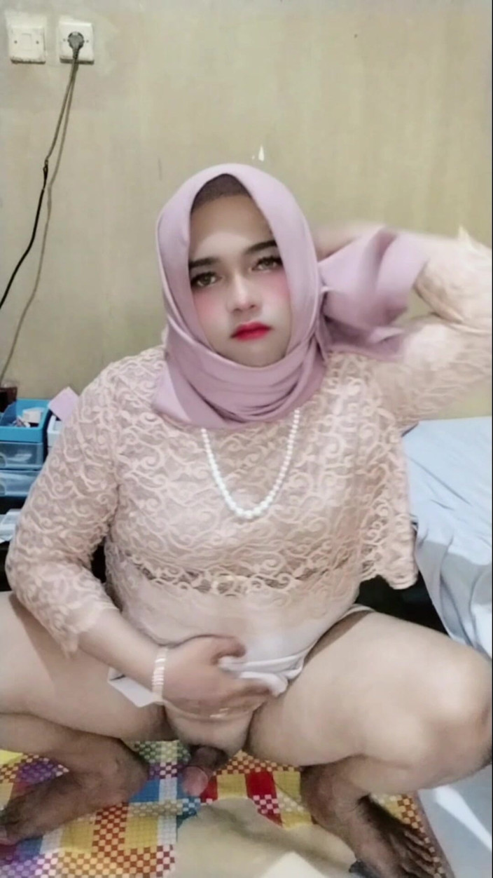 Ivvy Crossdresser: Hijab Crossdresser Ivvy Masturbates Till Cums