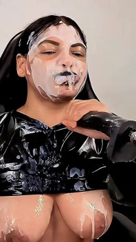 Extreme Gesichtsformen, riesige natürliche Kurven und glänzender Latex