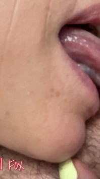 金发熟女在男人的屁股上放屁。法国婊子舔亚历克斯的屁股直到她闪耀.j