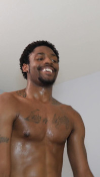 Video completo .. La sexy principiante 19enne candy rain viene scopata da stretch3x