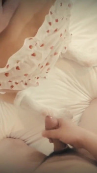 Orang tua tetangga pergi ke perjalanan dan membiarkan putri tiri mereka menghabiskan liburan musim panas di rumahku.